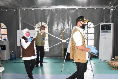 Kepala Badan Nasional Penanggulangan Bencana (BNPB) Doni Monardo dan Gubernur Jatim, Khofifah Indar Parawansa saat meresmikan rumah sakit lapangan, Selasa 2 Juni 2020 (foto/metrotv)