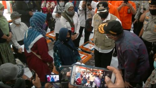 Menteri Koordintor Bidang Pembangunan Manusia dan Kebudayaan, Muhadjir Effendi meninjau pembagian BST bagi warga disabilitas terdampak pandemi korona di kantor pos besar Kota Malang, Rabu 3 Juni 2020. (foto/metrotv)