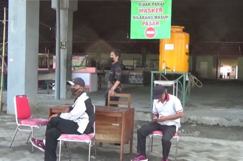 Pasar Peterongan Jombang ditutup selama tiga hari setelah setelah ditemukan dua pedagang dan satu pembeli positif covid-19. (foto/metrotv)