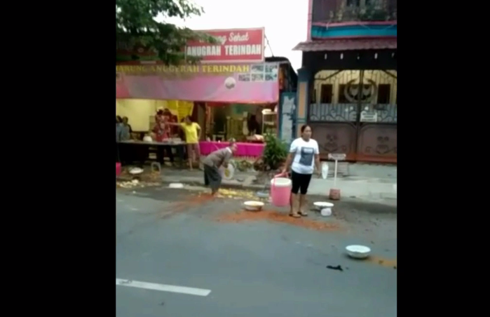 Tangkapan layar saat pedagang di Alun-alun Bojonegoro mengamuk dengan membuat barang dagannya ke tengah jalan