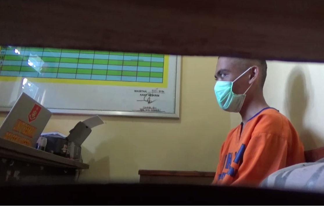 Pelaku pencurian tas berisi perhiasaan sedang menjalani pemeriksaan di Polsek Magetan. (foto/metrotv)