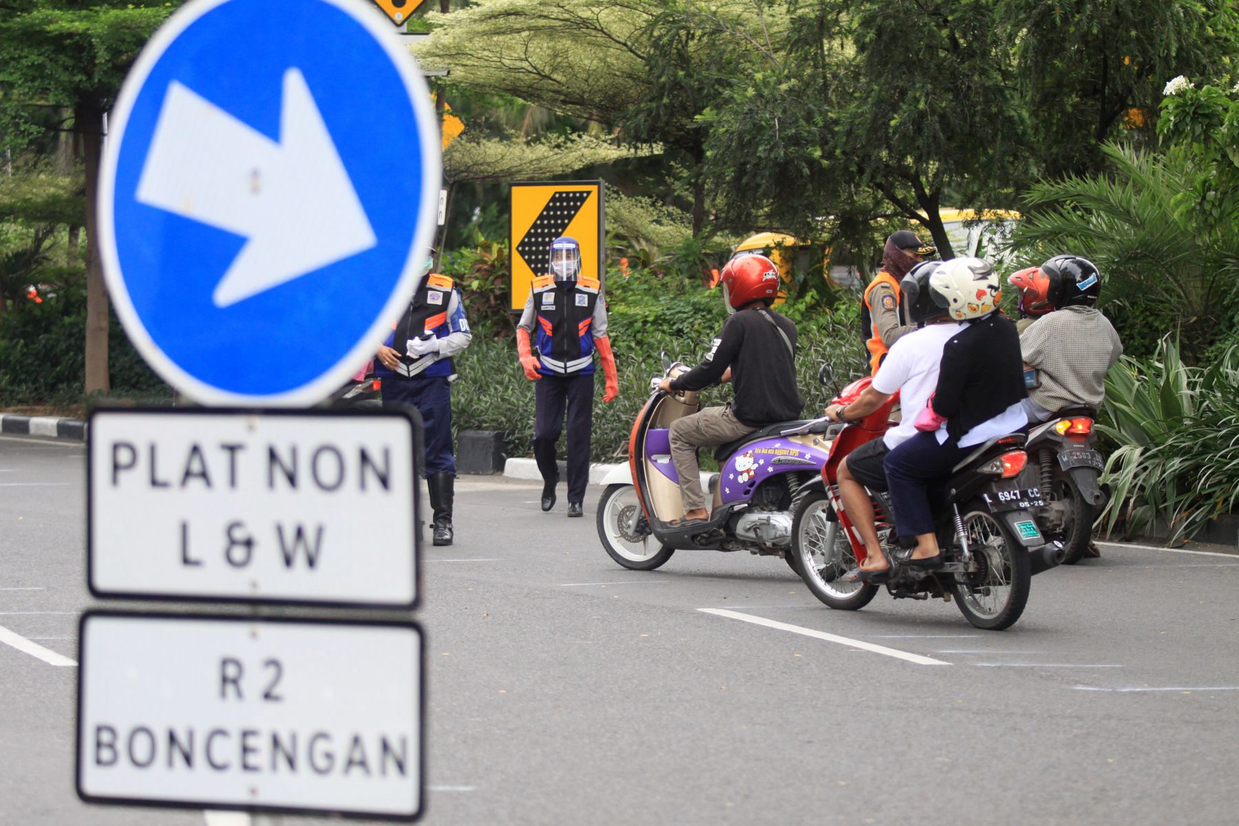 Petugas melakukan pemeriksaan saat PSBB Surabaya Raya masih berlaku. (foto:antara)