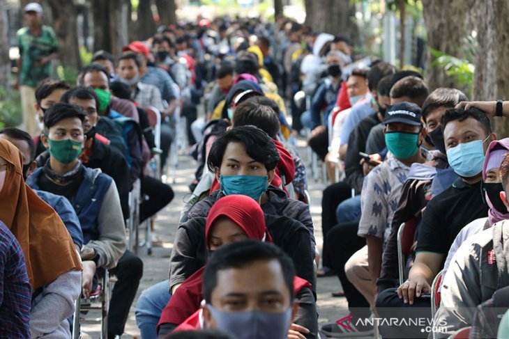 Sejumlah warga mengantri saat mengikuti rapid test yang digelar BIN. (foto/Antara)