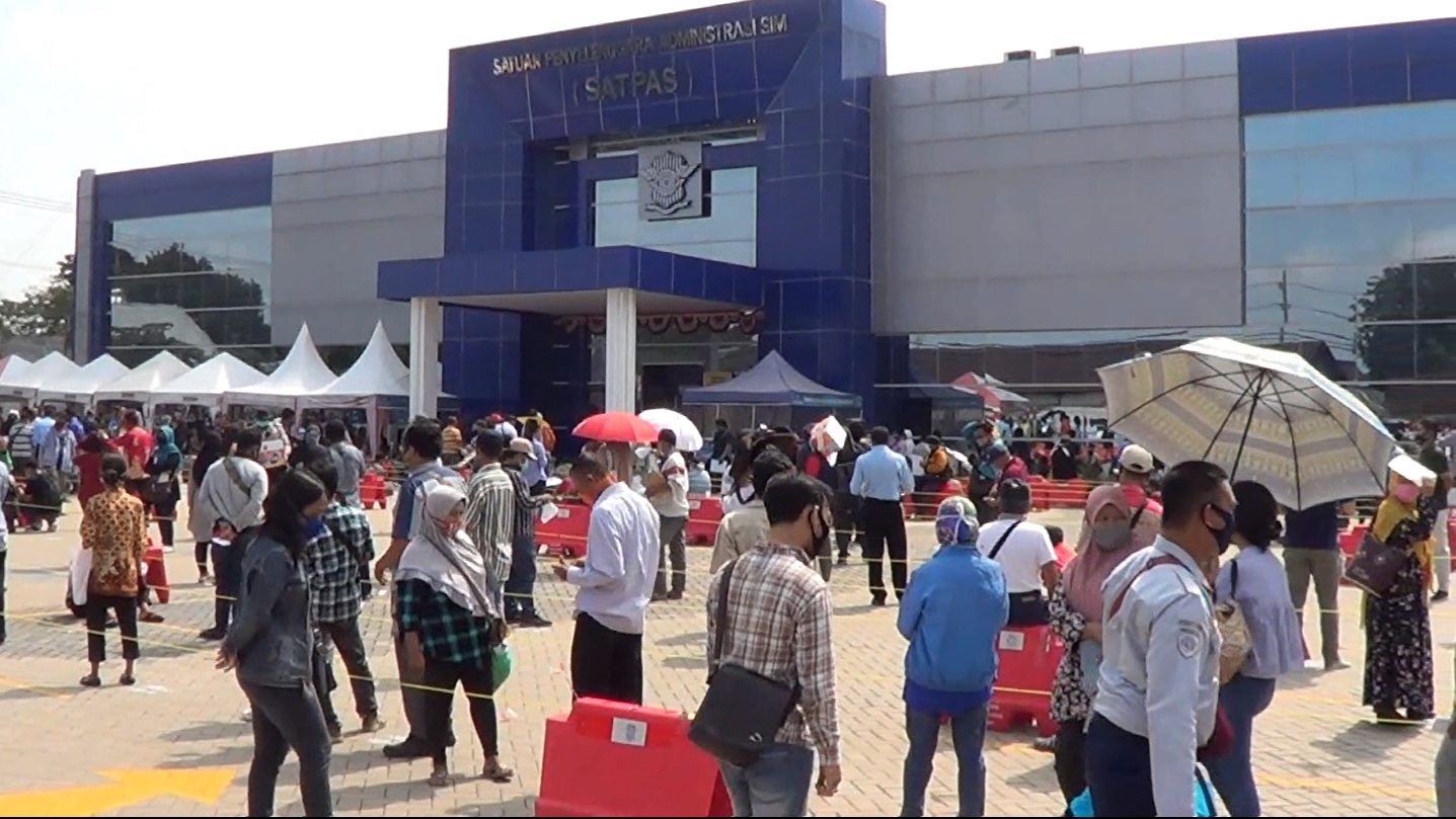 Hari pertama dibuka layanan SIM di Satpas Colombo Satlantas Polrestabes Surabaya dipadati pemohon (foto/metrotv)