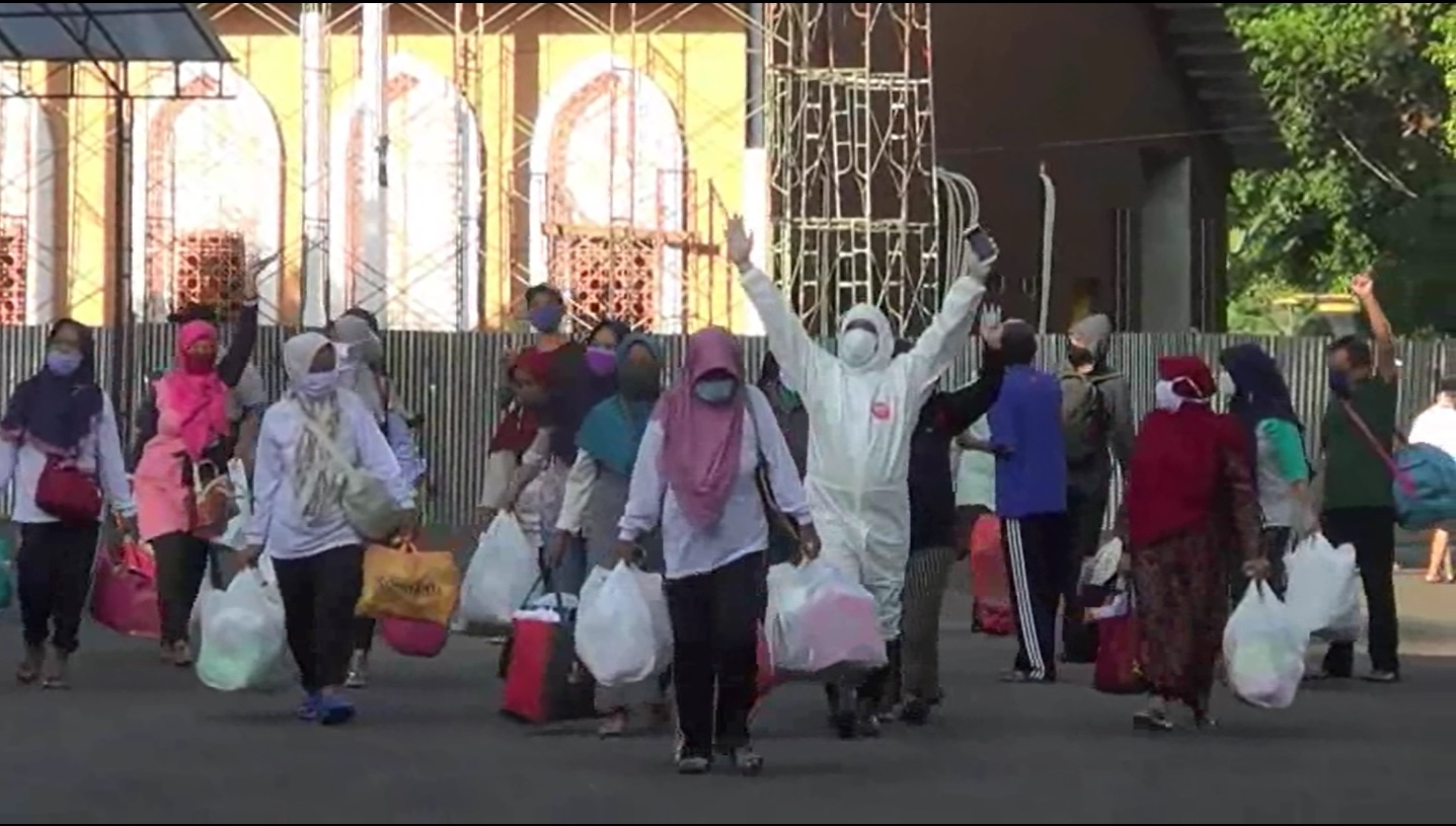 Ratusan pasien nampak gembira setelah dinyatakan sembuh dan pulang ke rumah masing-masing dari isolasi di Asrama Haji (foto/metrotv)