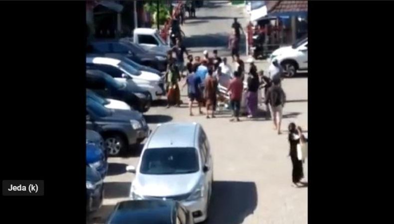 Perisitiwa jenazah pasien Rumah Sakit Paru Surabaya diambil paksa pihak keluarga terekam video amatir. 
