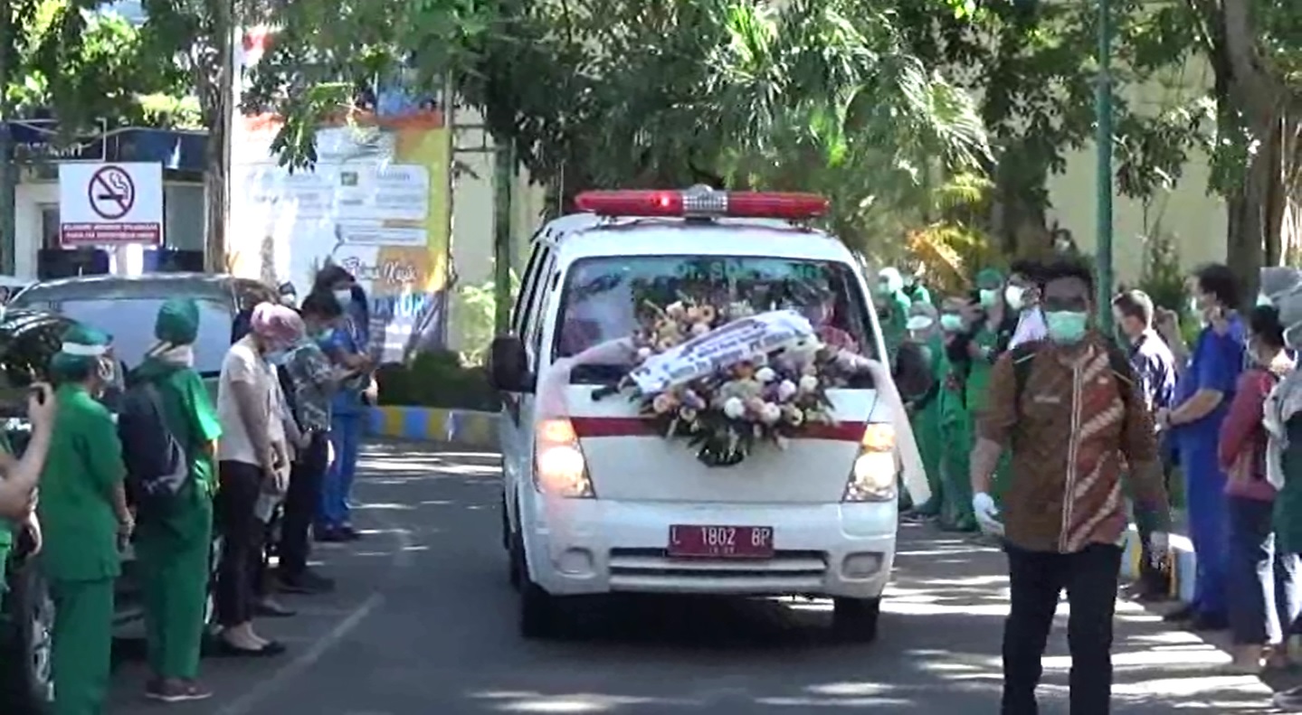 Jenazah dr Miftah Fawzy Sarengat terlebih dahulu disemayamkan di halaman gedung Fakultas Kedokteran Universitas Airlangga, Surabaya sebagai penghormatan terakhir dari para rekan sejawat (foto/metrotv)
