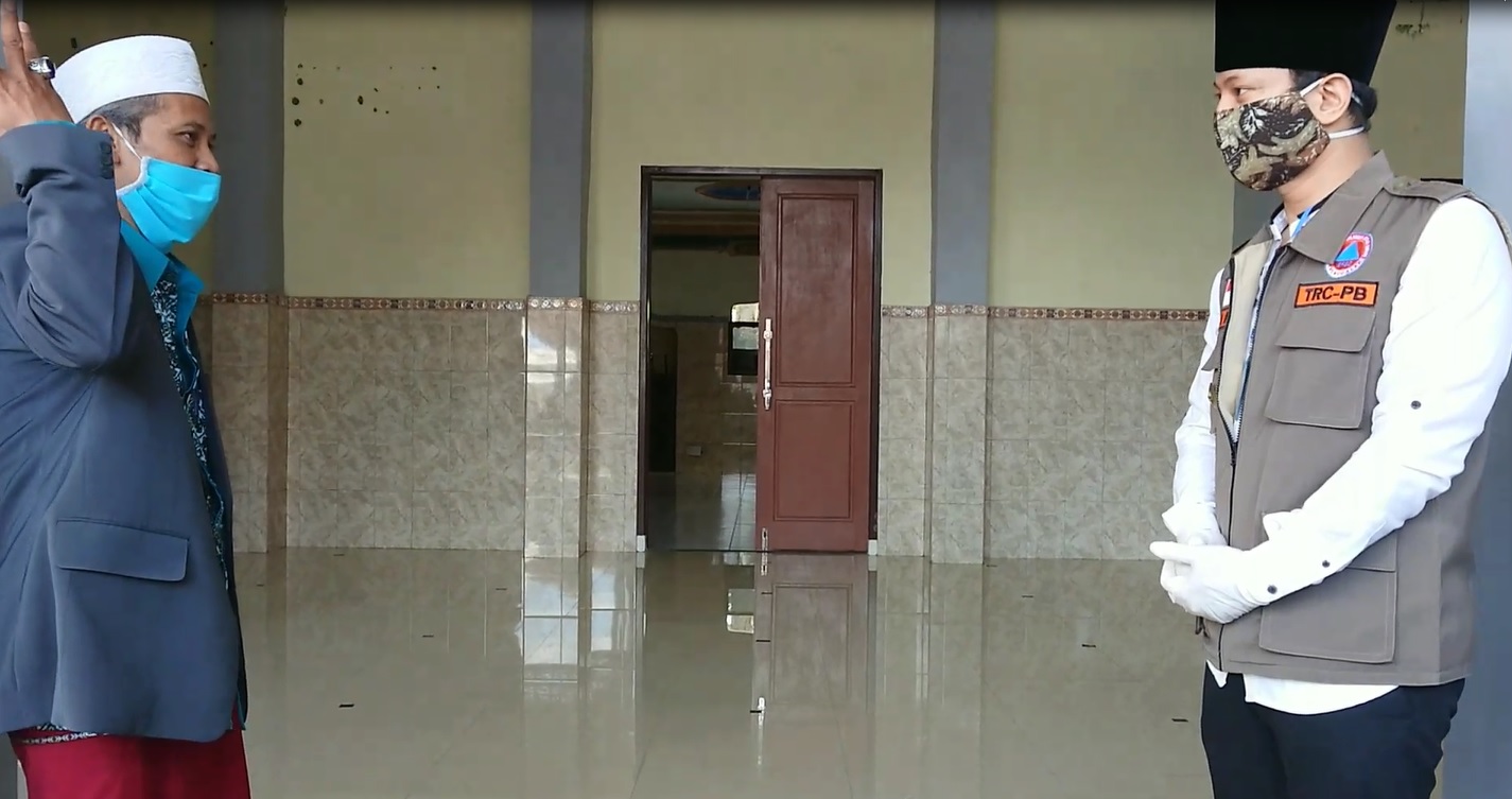 Bupati Trenggalek Mochammad Nur Arifin  (kanan) melihat area masjid di  Ponpes  Darussalam jelang penerapan new normal. (foto/metrotv)