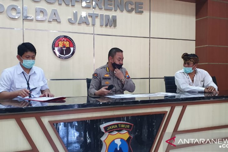 Taufik Monyong saat dipanggil Polda Jatim terkait  video viralnya yang menyatakan konspirasi korona (foto/antara)