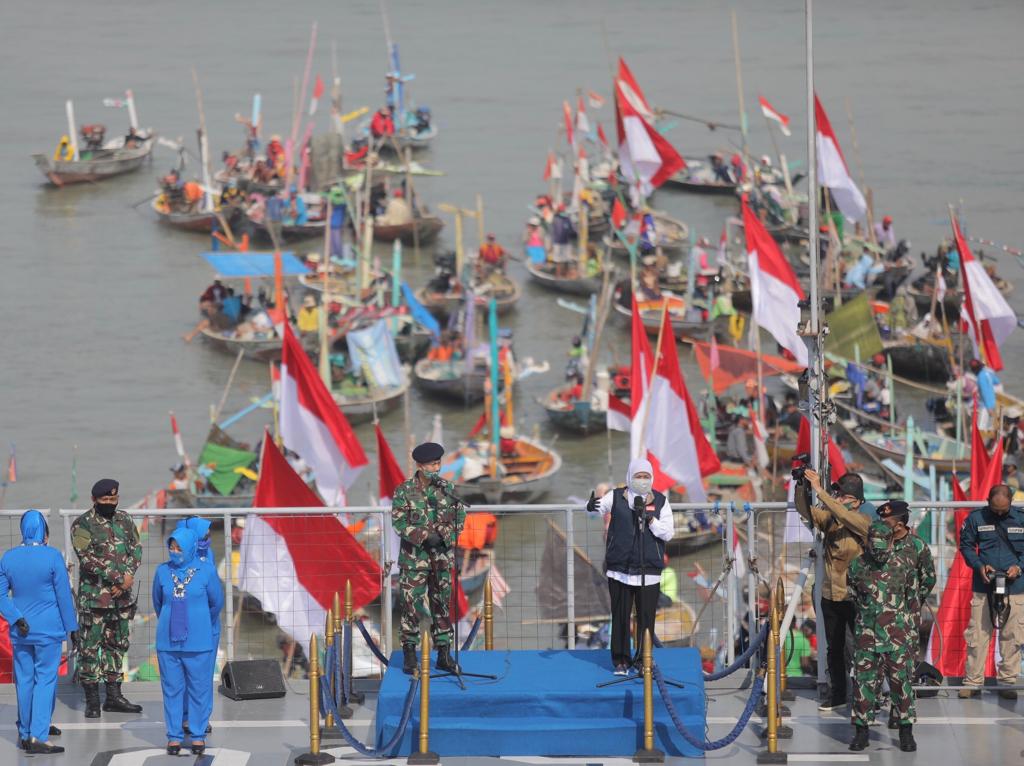 Gubernur Jawa Timur, Khofifah Indar Parawansa bersama Panglima Komando Armada (Pangkoarmada) II Laksda TNI Heru Kusmanto saat menyerahkan ribuan paket sembako kepada nelayan terdampak Covid-19 di atas KRI Makassar, Jumat 12 Juni 2020