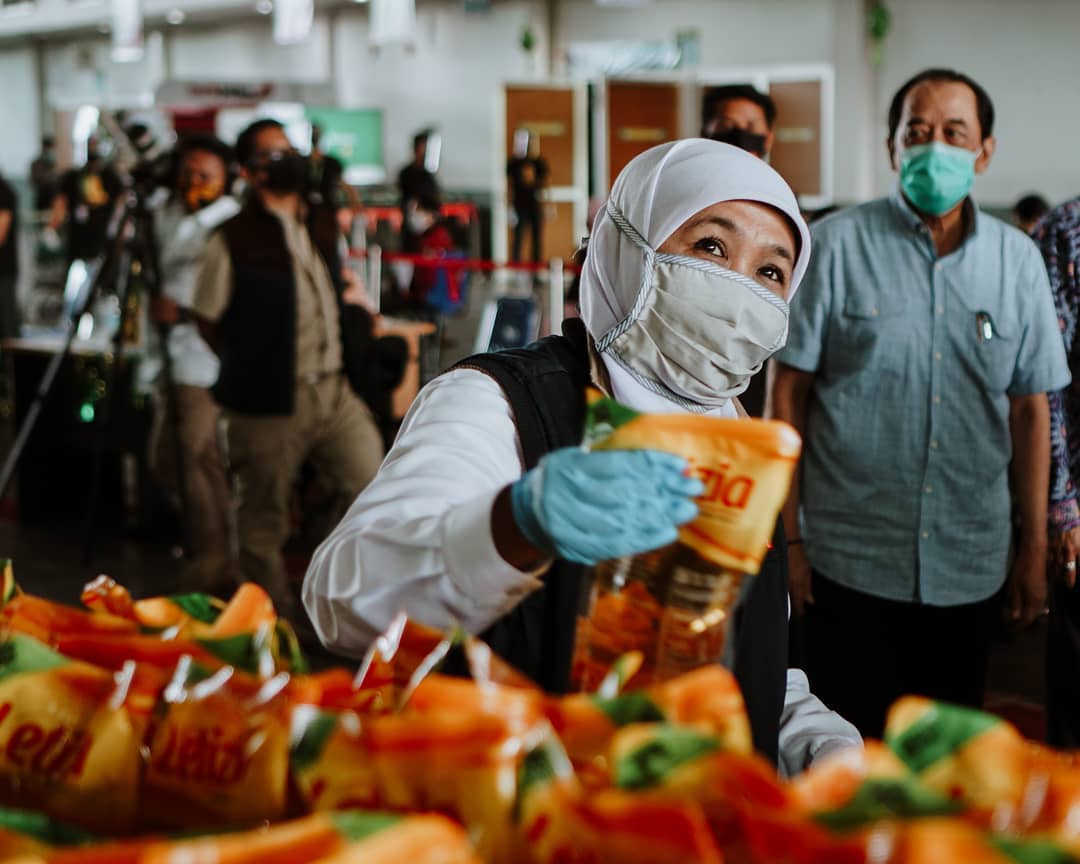 Gubernur Jatim Khofifah Indar Parawansa saat mengecek kualitas bahan pangan yang  hendak dijual di lumbung pangan Jatim (foto/clicks.id)