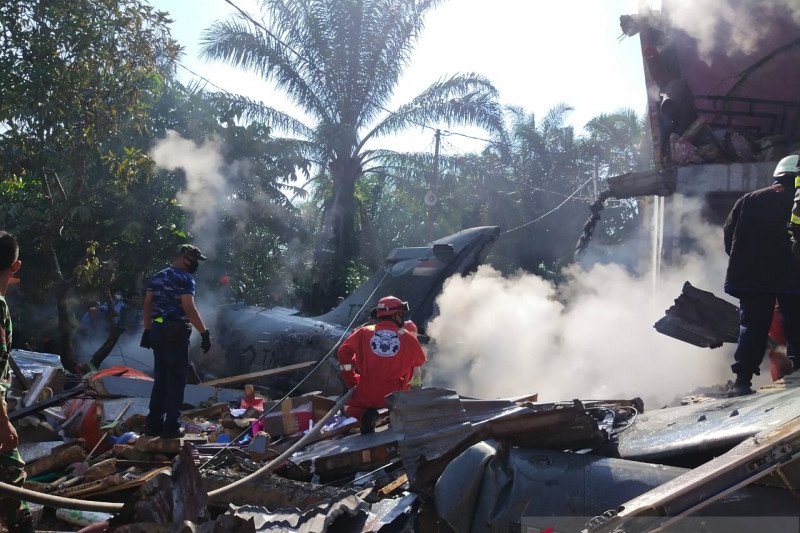 Pesawat TNI AU jatuh menimpa rumah dan perkuburan di Kabupaten Kampar yang berbatasan dengan Kota Pekanbaru.(Foto:ANTARA/HO-netizen)