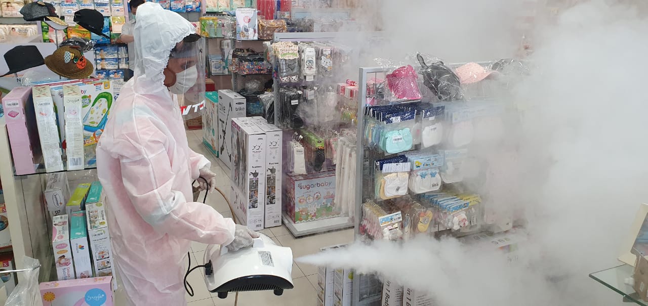 Pengelola toko peralatan bayi di Jalan Sulawesi Nomor 40 Surabaya melakukan penyemprotan disinfektan dengan cairan terbaik. 