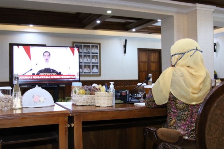 Gubernur Jatim Khofifah Indar Parawansa saat mengikuti Rakornas Pengawasan Intern Pemerintah Tahun 2020 secara virtual melalui konferensi video di Gedung Negara Grahadi Surabaya. (foto/Antara)