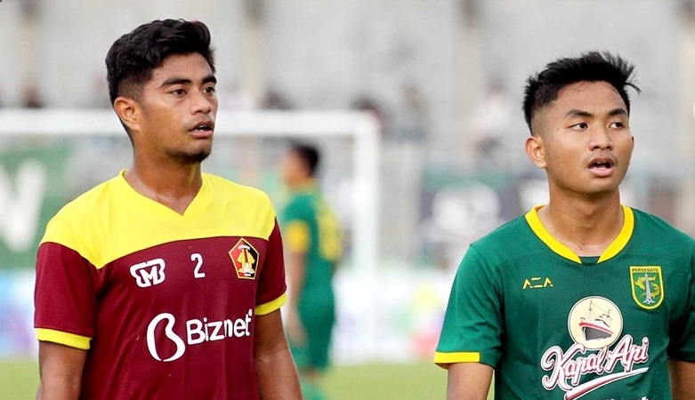 Pemain Persik, Ibrahim Sanjaya (kiri) saat menghadapi Persebaya di Piala Gubernur Jatim