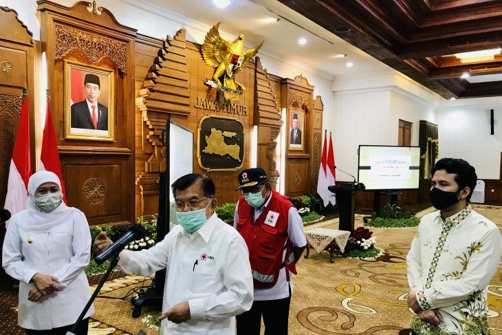 Ketua Umum Palang Merah Indonesia (PMI) Jusuf Kalla didampingi Gubenur Jatim, Khofifah Indar Parawansa saat melakukan kunjungan ke Gedung Negara Grahadi, Surabaya, Rabu 17 Juni 2020 (Foto/Antara)