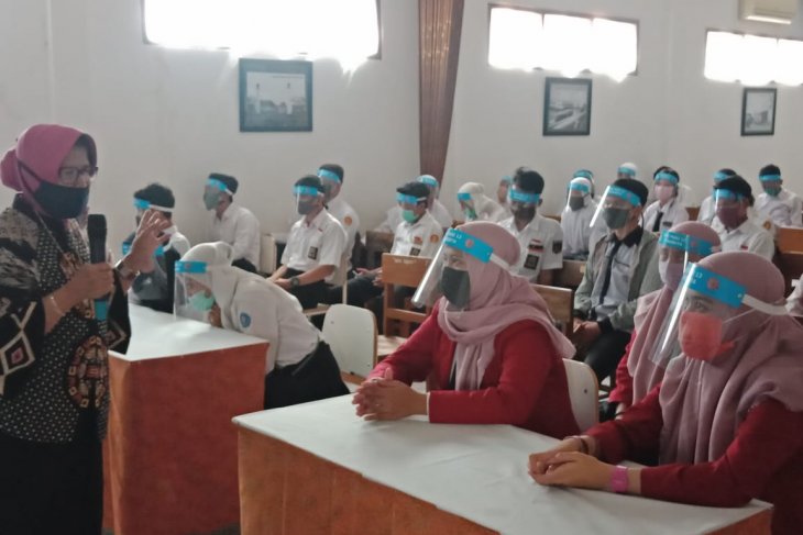 Simulasi proses pembalajaran tatap muka  di SMK 13 Surabaya untuk menyambut persiapan new normal (foto/antara)