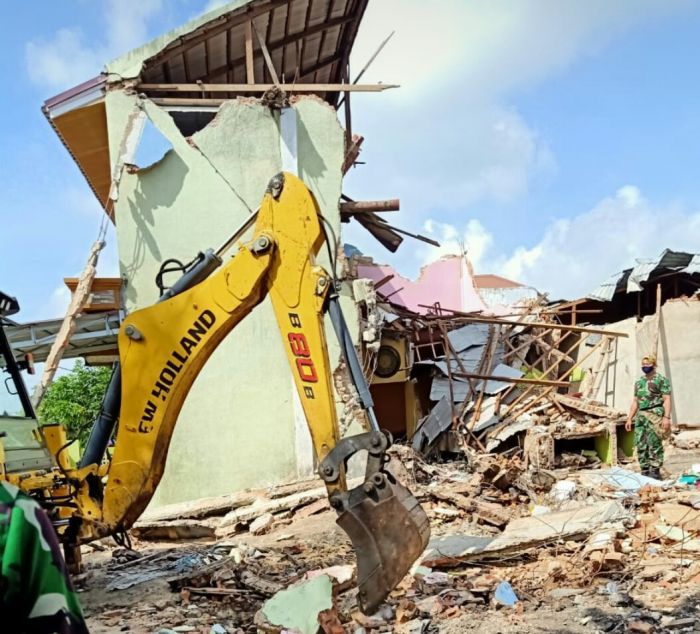 Sejumlah personel TNI membersihkan puing-puing rumah yang rusak setelah tertimpa pesawat hawk 209 di Kampar, Riau, Kamis, 18 Juni 2020. (Foto: MI/Rudi Kurniawansyah)