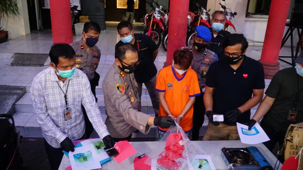Wakapolrestabes Surabaya AKBP Hartoyo didampingi Kasatreskrim Polrestabes Surabaya AKBP Sudamiran menunjukkan tersangka dan barang bukti (foto/clicks.id)