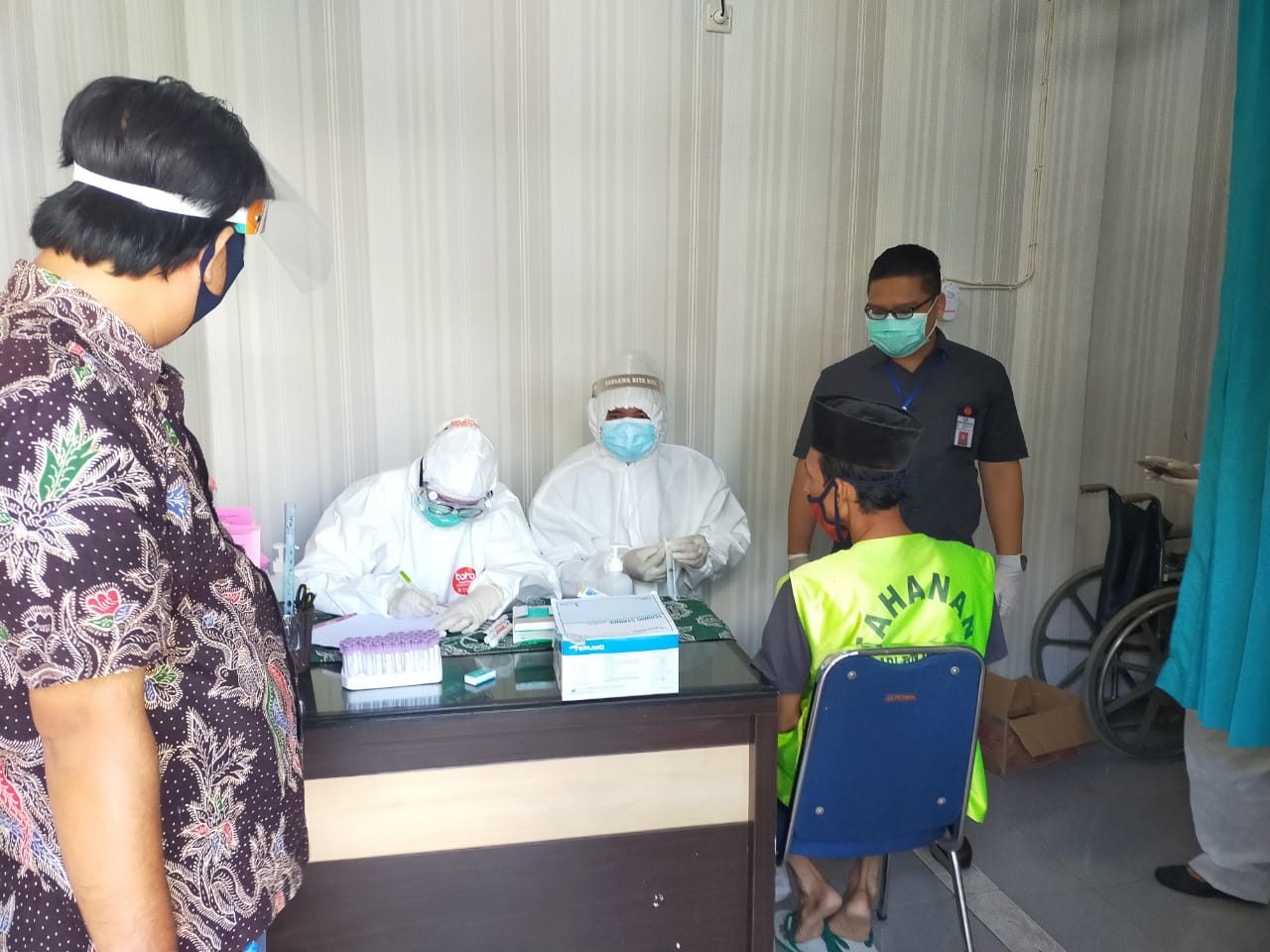 Rapid test dilakukan terhadap tahanan yang hendak dipindahkan ke rutan Madaeng (foto/clicks.id)