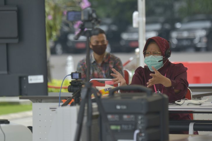 Walikota Surabaya Tri Rismaharini saat menggelar telekonferensi bersama lurah se Surabaya (foto: Antara Jatim)