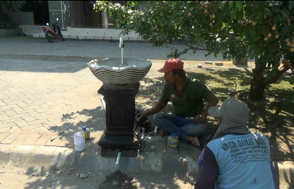 Para pekerja sedang menyelesaikan 100 tempat cuci tangan untuk menyambut kedatangan santri di Ponpes Bumi Sholawat Sidoarjo. (foto/metrotv)