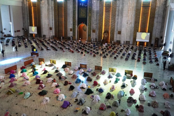 Ratusan jamaah saat mengikuti salat sunnah gerhana di Masjid Nasional Al Akbar Surabaya. (foto:Antara)