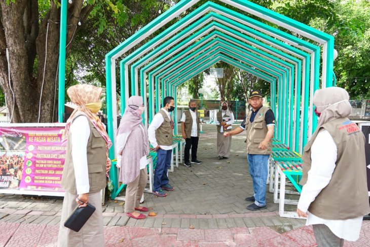 Tim Gugus Tugas Covid-19 Banyuwangi saat meninjau kawasan Kuliner Pintar di Taman Blambangan. (foto/humas)