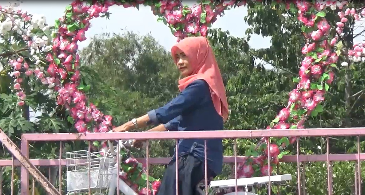 Pengunjung lokasi wisata Bale Tani Jombang berswafoto meski ijin operasional dari Pemkab belum keluar. (foto/metrotv) 