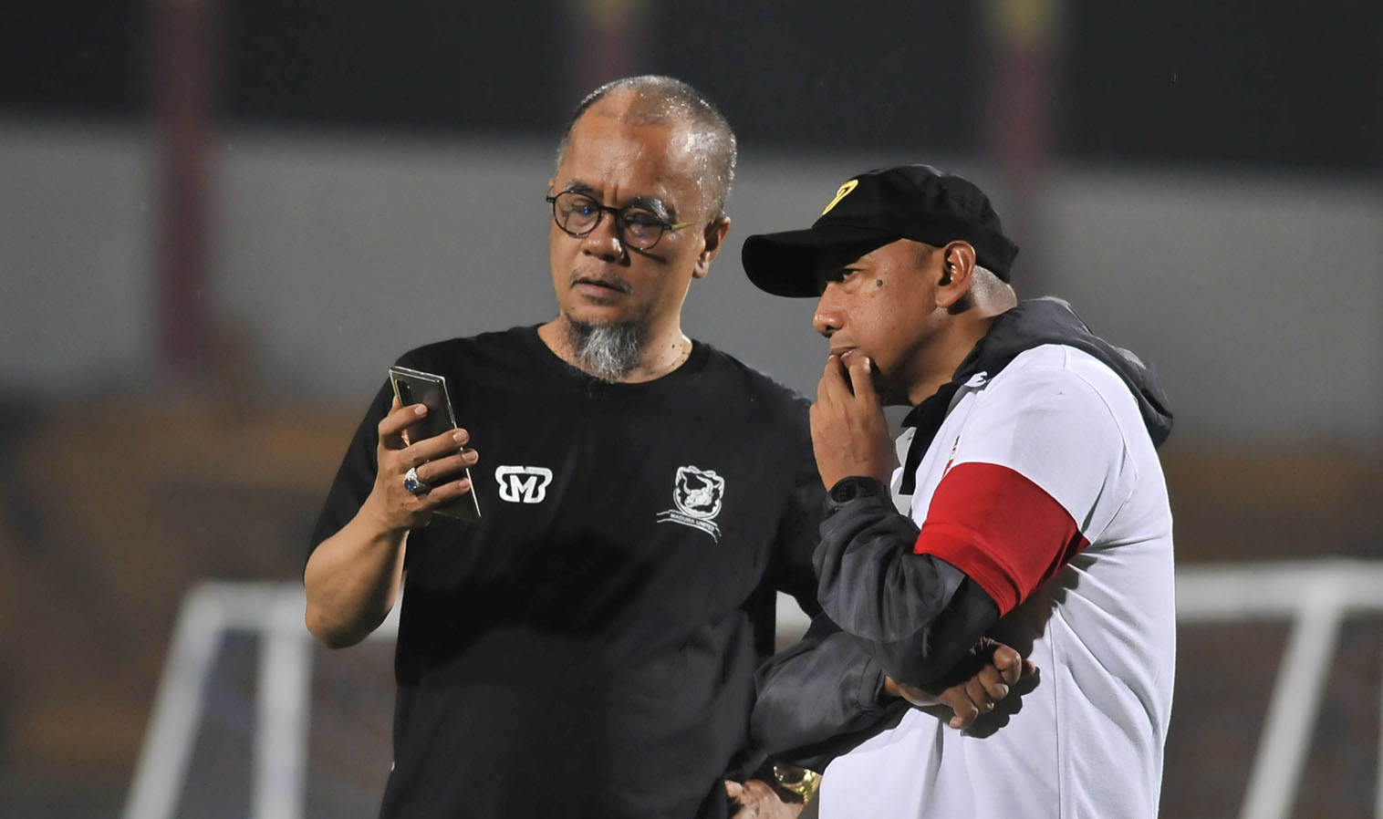 Direktur Madura United FC Haruna Soemitro (kiri) bersama pelatih Rahmad Darmawan. (foto/clicks)