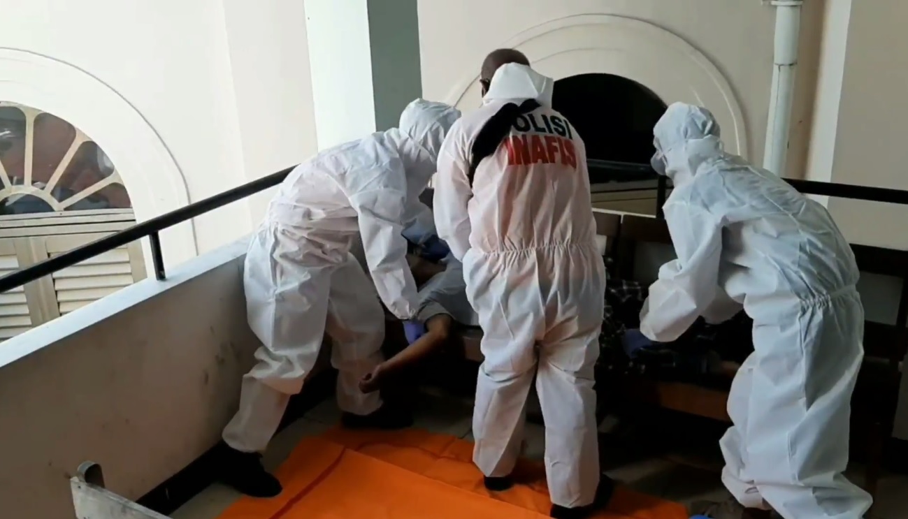 Meninggal di Gereja, Jasad Pria Jember Dievakuasi Petugas Covid-19