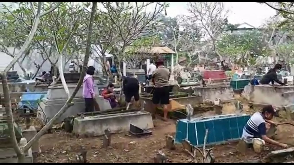 Keluyuran Malam, 59 Orang di Tulungagung Dihukum Bersihkan Kuburan