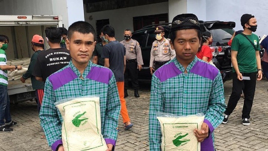 Pedangang kaki lima di sekitar Stadion GBT Surabaya menerima bantuana beras cap Bajol dari Persebaya Store. (foto/persebaya)