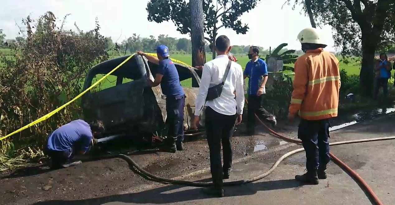 Proses pemadaman minibus yang terbakar setelah angkut berisi BBM dan tabung elpiji (foto/metrotv)