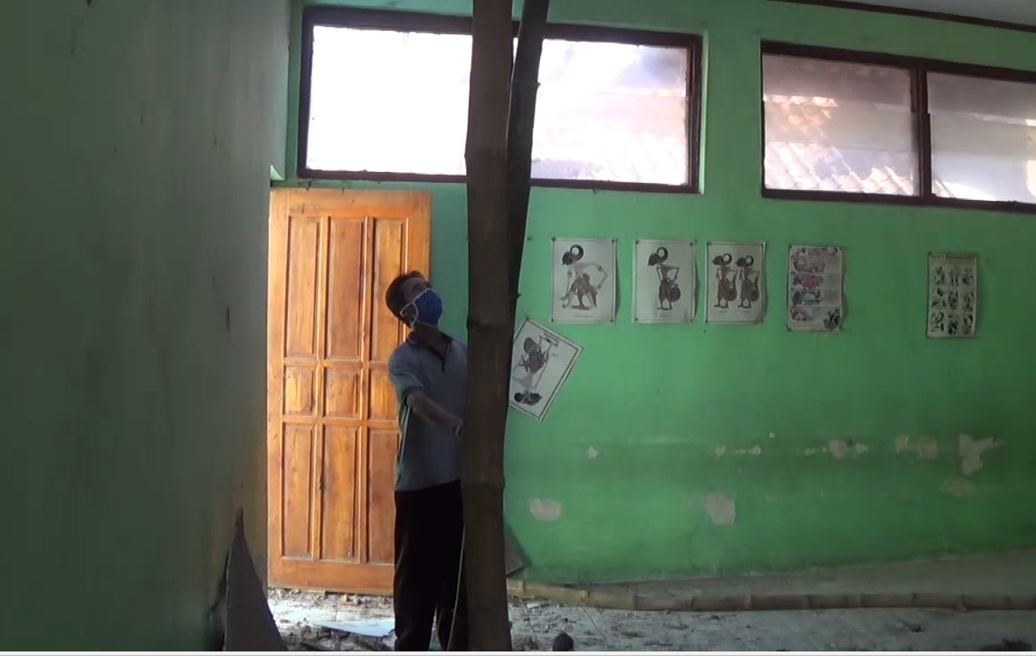 Khawatir ambruk,  salah satu ruang kelas di SDN II Kartoharjo Magetan dipasang kayu penyangga. (foto/metrotv)