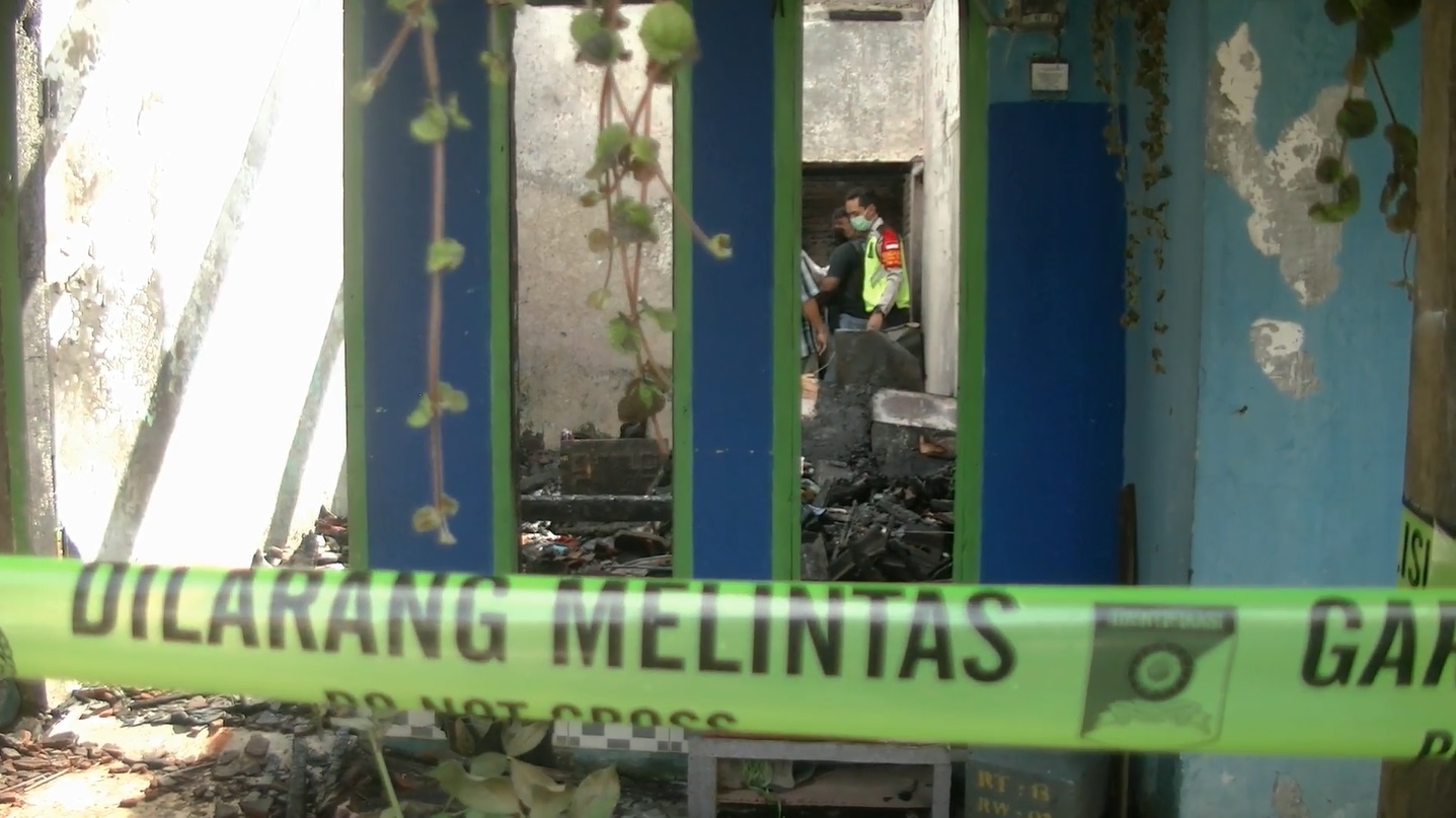 Tim inafis Polres Malang melakukan olah TKP untuk mengetahui kebekaran rumah milik Mashuri yang menewaskan anaknya Diva (foto/metrotv)