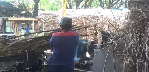 Proses penggilingan tebu di pabrik gula Magetan mulai beroperasi kembali di tengah pandemi (foto/metrotv) 