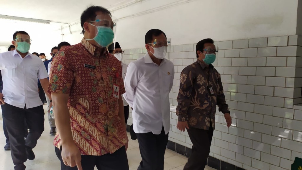 Menteri Kesehatan (Menkes) Terawan Agus Putranto, saat berkunjung ke RSUD Dr Soeotomo Surabaya, Rabu, 24 Juni 2020. (foto/ist)