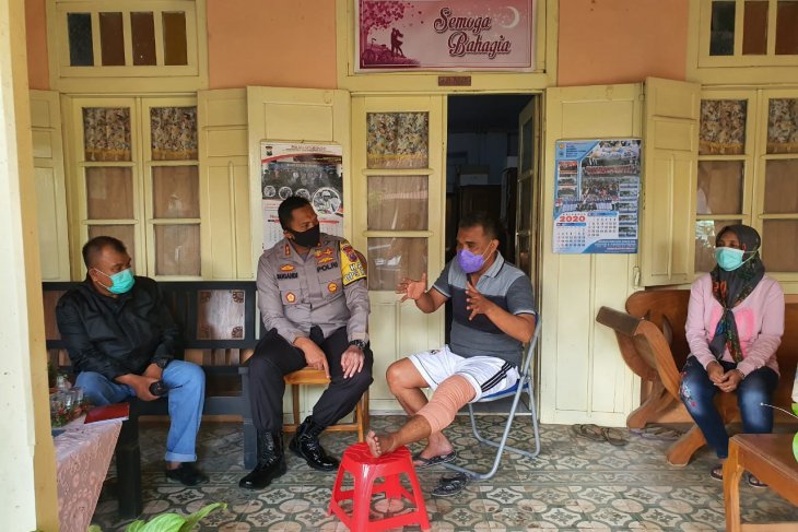 Kapolres Situbondo AKBP Sugandi mendatangi kediaman Ipda Pol Liskurahman yang tertembak saat menangkap pelaku curanmor (foto/istimewa) 