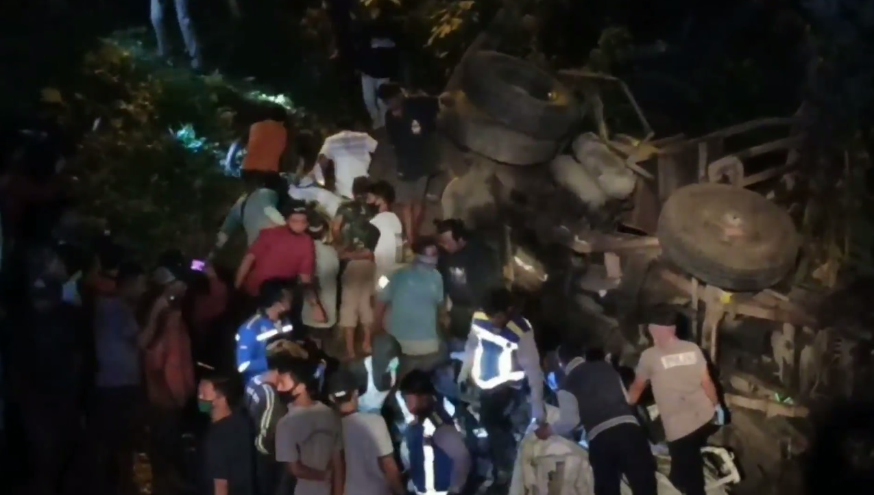 Truk Kontainer Seruduk Pikap di Purwodadi, 2 Sopir Tewas Terjepit