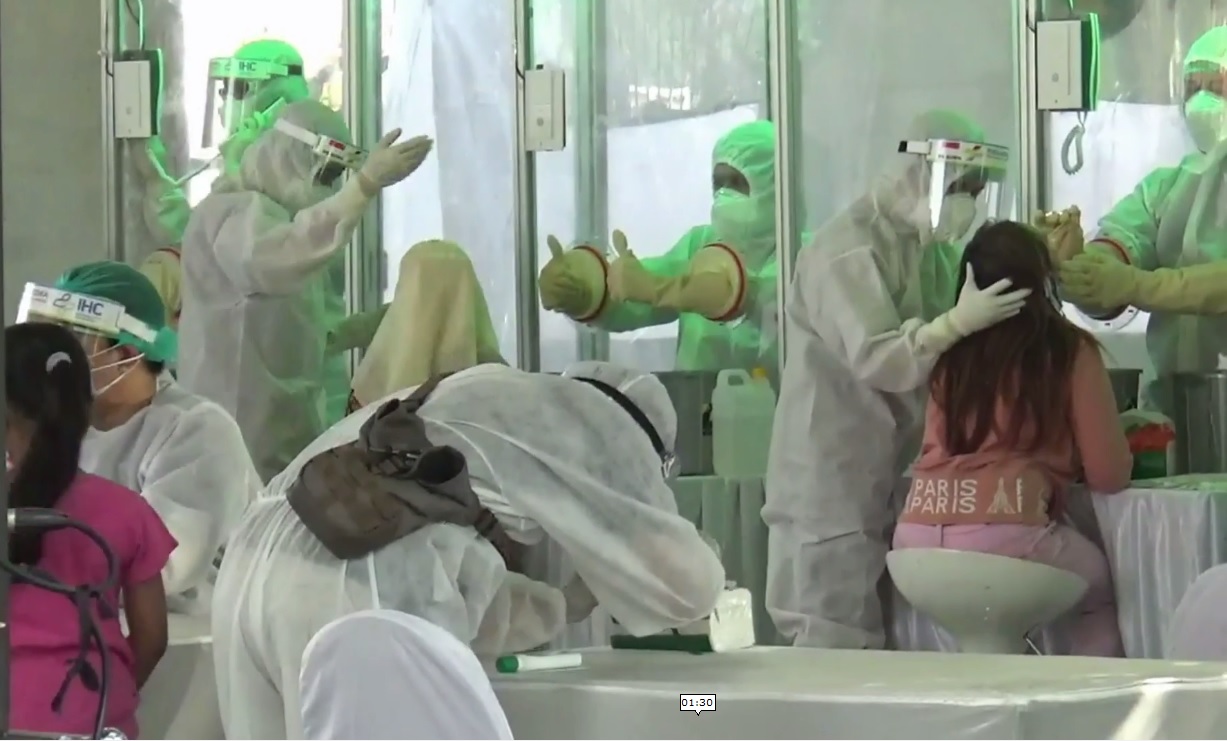 Ratusan pasien OTG di Siadoarjo  menjalani tes Swab ulang setelah menjalani isolasi.  (foto/metrotv)