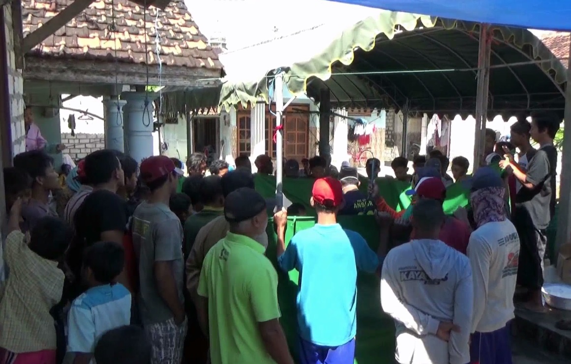 Warga memandikan jenazah Sariyan,  nelayan di Tuban yang dilaporkan hilang dua hari lalu. (foto/metrotv)