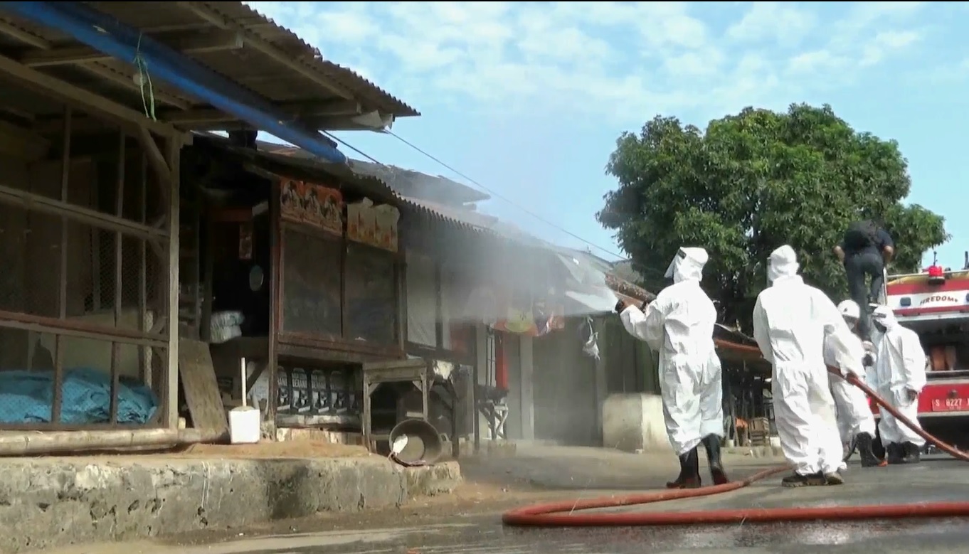 Petugas melakukan penyemprotan Pasar Bongkaran Tuban setelah tiga pedagang dinyatakan positif covid-19 (foto/metrotv)