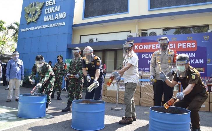 Proses pemusnahan barang ilegal sitaan Bea Cukai Malang (foto/istimewa)