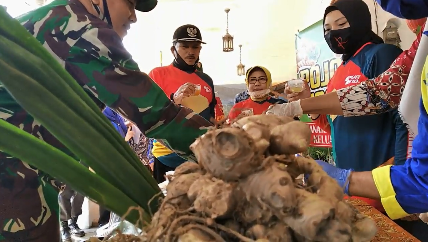 Walikota Madiun Maidi menggalakkan kepada masyarakat untuk gemar meminum jamu dan tetap menerapkan protokol kesehatan untuk mencegah covid-19 (foto/metrotv)