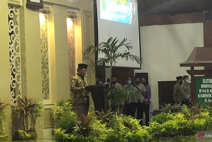 Menkopolhukam Mahfud MD saat silaturahim dengan pemkab dan tokoh masyarakat di Mandhapa Agung Ronggosukowati Pamekasan (foto/Antara)