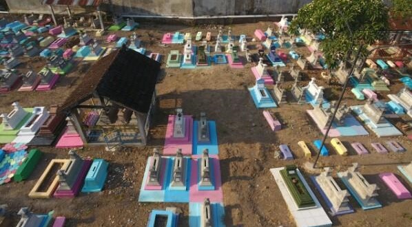 Suasana Tempat Pemakaman Umum (TPU) Dukuh Nguwot, Tawangrejo, Madiun setelah dicat warna-warni (foto/metrojateng)