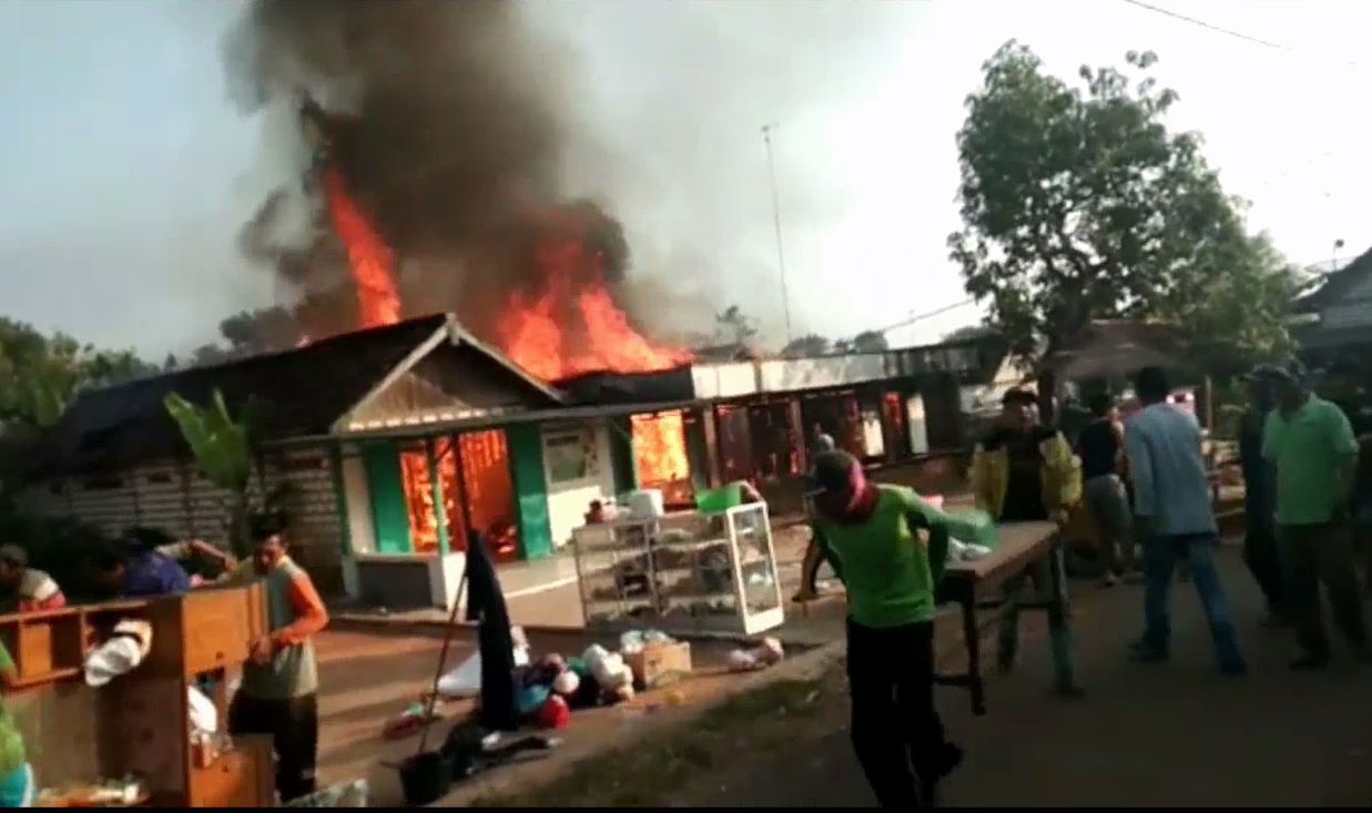 Kobaran api menghanguskan rumah dan toko di Desa Wolu Tengah, Kecamatan Kerek. (foto/metrotv)