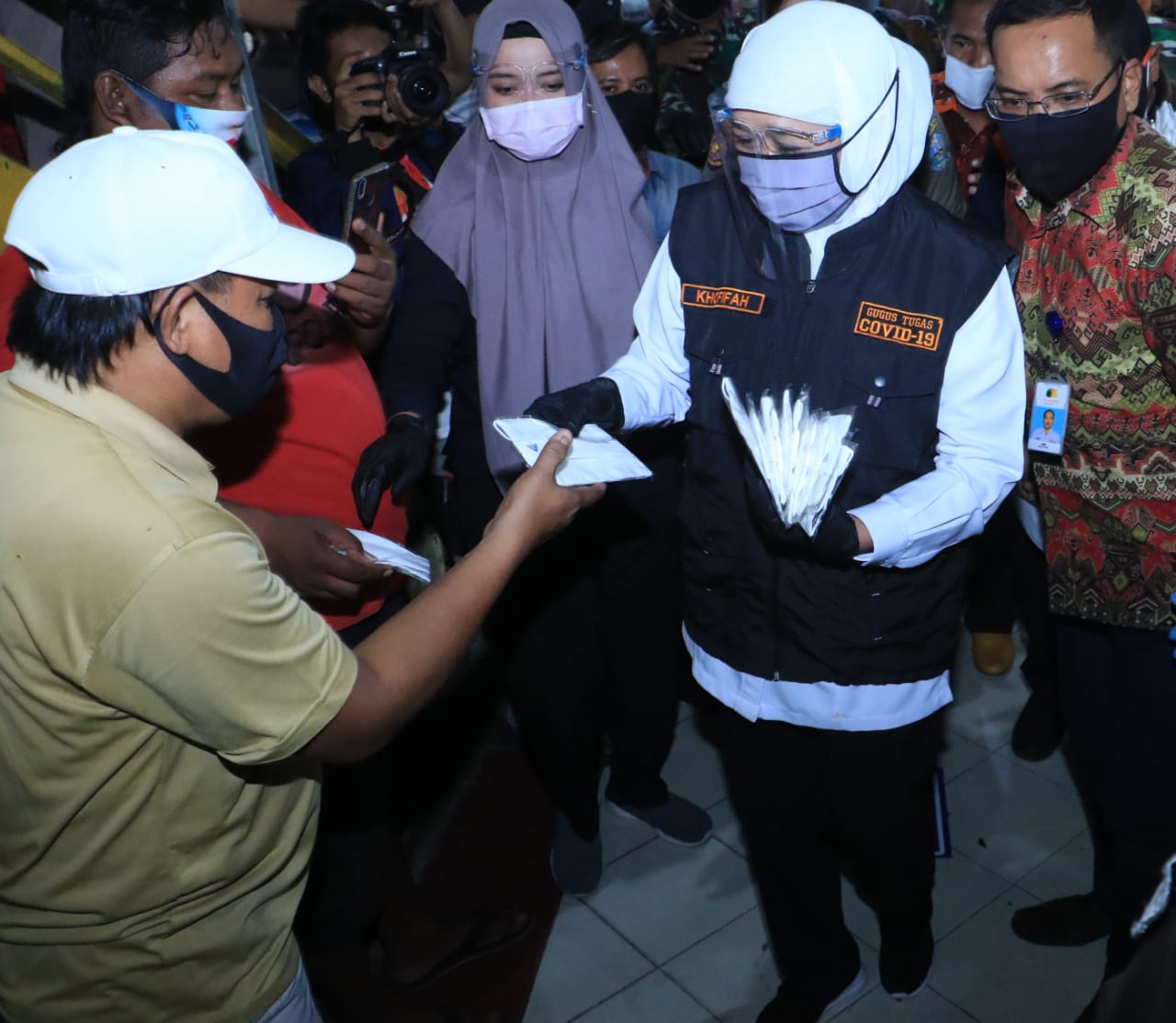 Gubernur Jawa Timur Khofifah Indar Parawansa  membagikan masker ke pedagang Pasar Kapasan dan Kapas Krampung Plaza Surabaya. (foto/humas)