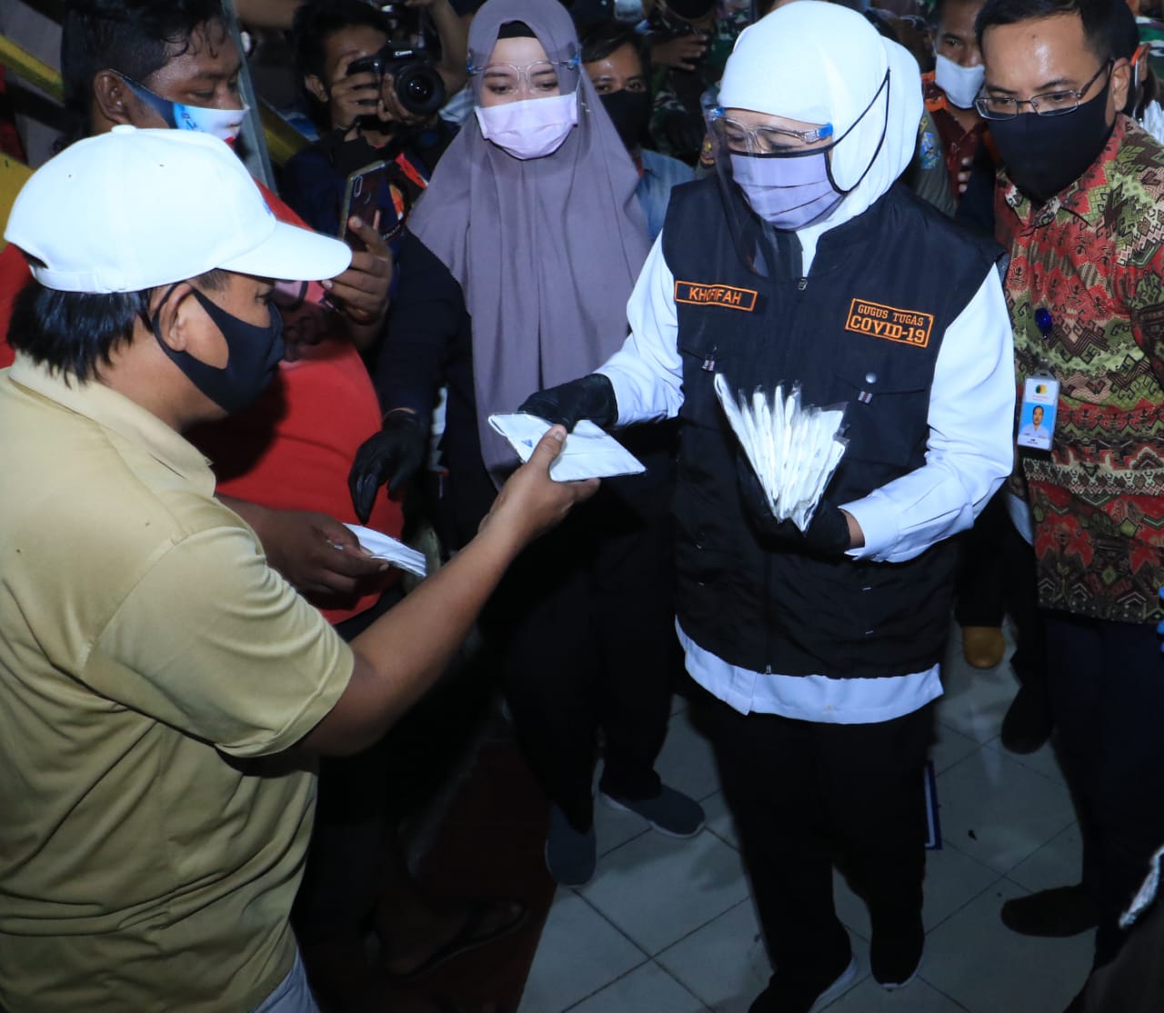 Khofifah Bagikan Masker Bantuan Jokowi ke Pedagang Pasar di Surabaya